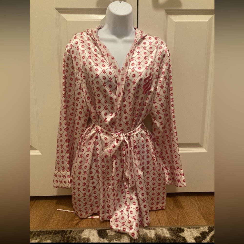 Rocawear satin robe w hoodie